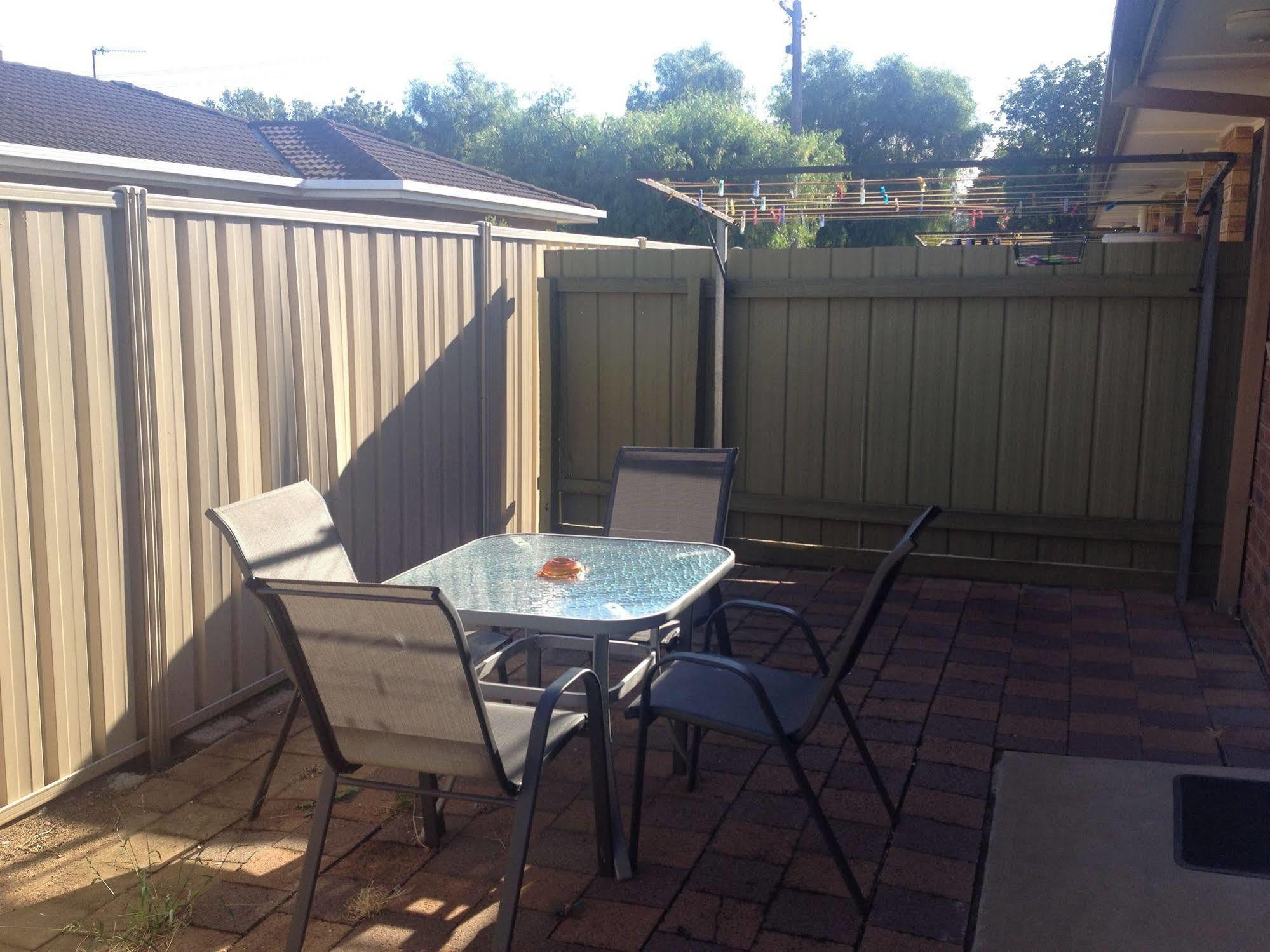 Centrepoint Motel Deniliquin Exterior foto