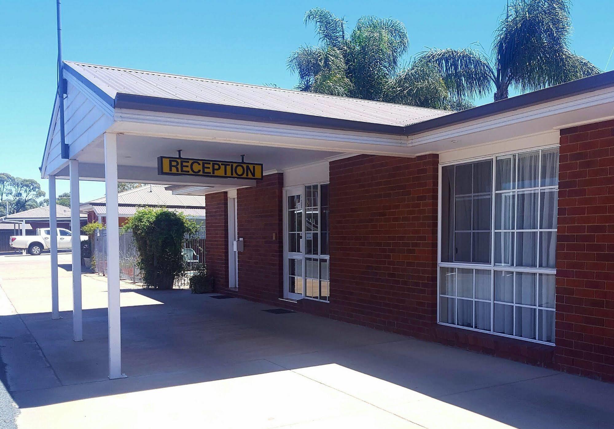 Centrepoint Motel Deniliquin Exterior foto